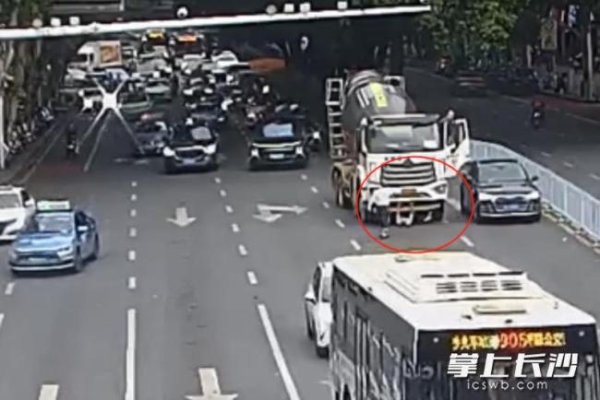 配资手机平台 雨花公安8分钟成功解救被困车底群众 警民合力救援