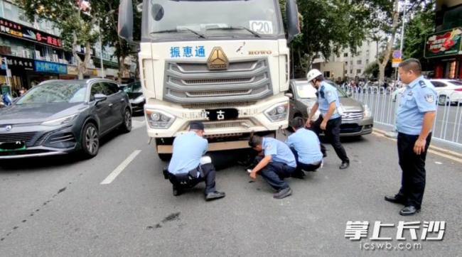 雨花公安8分钟成功解救被困车底群众 警民合力救援