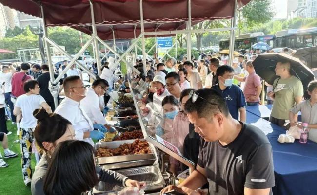 媒体评五星级酒店摆地摊 日入三万引热议