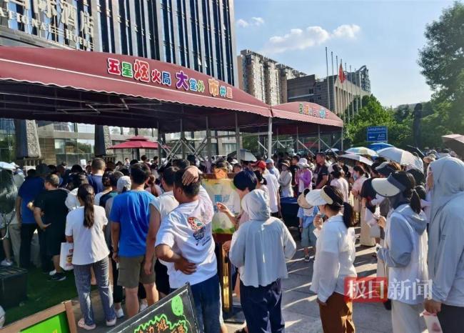 媒体评五星级酒店摆地摊
