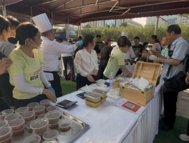 媒体评五星级酒店摆地摊 日入三万引热议